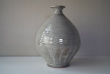 Load image into Gallery viewer, Kohiki bottle vase

